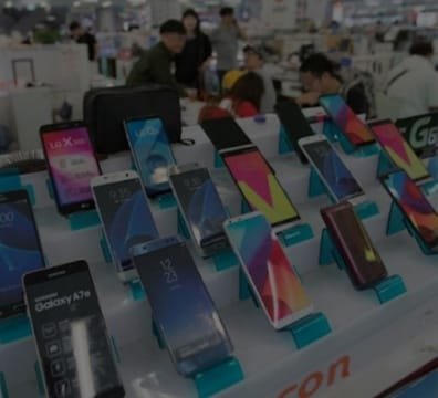 An assortment of cell phones available for purchase at a cellphone store